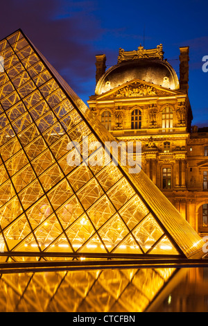 Pyramide de verre à l'entrée de Musée du Louvre, Paris France Banque D'Images