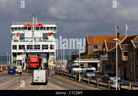 4170. Wight-Link chargement de traversier à Yarmouth, à l'île de Wight, Royaume-Uni Banque D'Images