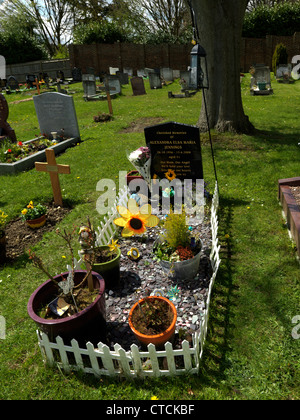 Tombe avec clôture blanche, fleurs, plantes en pot et les moulins à vent sur la colline de Caterham Surrey England Banque D'Images