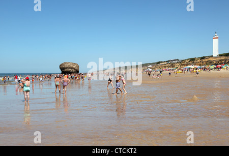 La plage de Matalascañas avec la Torre la Higuera. La province de Huelva, Andalousie Espagne Banque D'Images