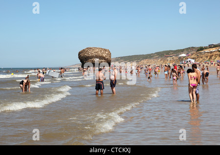 La plage de Matalascañas avec la Torre la Higuera. La province de Huelva, Andalousie Espagne Banque D'Images