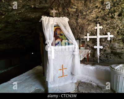 Samos Grèce Monastère de Panayia Spiliani croix tréflée et culte dans Cave Banque D'Images