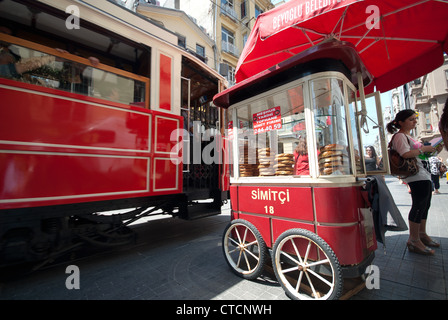 ISTANBUL, TURQUIE. Un simit panier et tramway sur l'avenue Istiklal Caddesi dans le quartier de Beyoglu de la ville. 2012. Banque D'Images