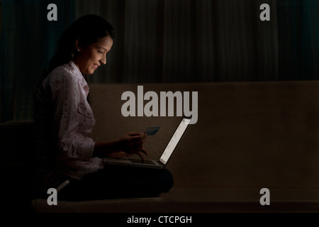 Young woman shopping online Banque D'Images