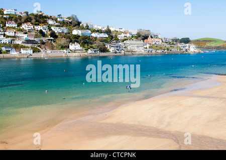 Donnant sur la plage à Mill Bay, sur l'estuaire de Salcombe, Devon, Angleterre Royaume-uni Banque D'Images