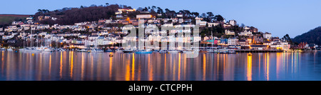 Crépuscule tourné de Kingswear de l'autre côté de la rivière Dart de Dartmouth Devon England UK Banque D'Images