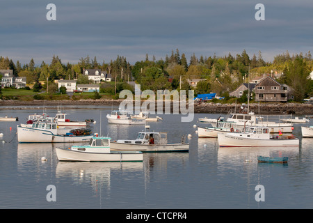 Les bateaux de pêche et de Bass Harbor au crépuscule, Bernard, Maine, États-Unis d'Amérique Banque D'Images