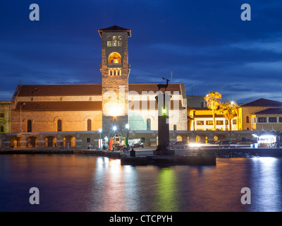 Entrée de la nuit, le port de Mandraki Rhodes Grèce Banque D'Images