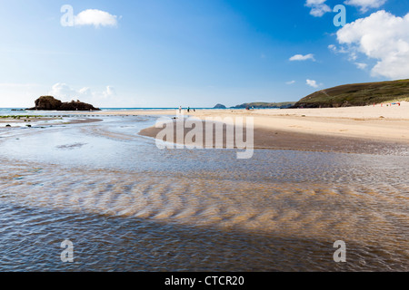 La rivière qui coule dans Rolvenden Plage Cornwall England UK Banque D'Images