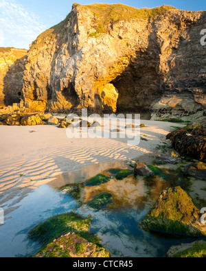 Falaises colorées et rock arch à Droskyn sur Rolvenden Cornwall England UK Banque D'Images