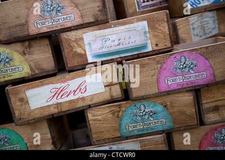 Foret Parfumee, herbes. Étiquettes du marché aux puces de Paris sur des boîtes à parfum en bois empilées vides. ROYAUME-UNI Banque D'Images