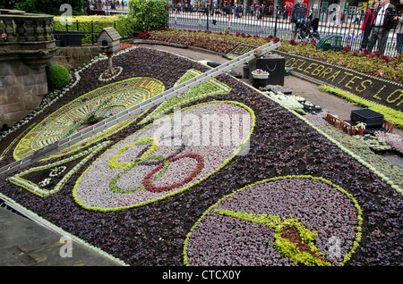 En partie l'-terminées (le thème olympique) horloge florale dans Princes Street Gardens, Édimbourg, Écosse. Banque D'Images