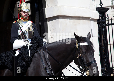 Horse Guard stationnés à l'extérieur de Horse Guards Parade sur Whitehall - London UK Banque D'Images