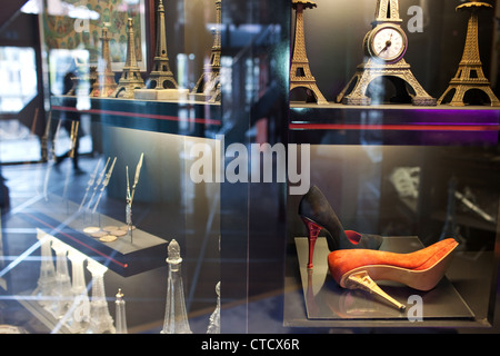 La boutique de souvenirs au premier étage de la Tour Eiffel à Paris Banque D'Images