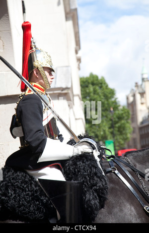 Horse Guard stationnés à l'extérieur de Horse Guards Parade sur Whitehall - London UK Banque D'Images