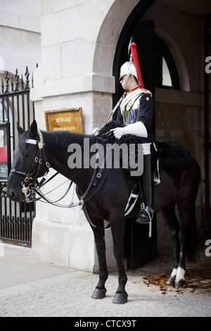 Horse Guard stationnés à l'extérieur de Horse Guards Parade sur Whitehall - London UK Banque D'Images