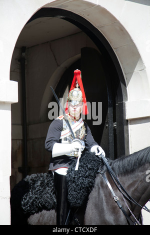 Horse Guard stationnés à l'extérieur de Horse Guards Parade sur Whitehall - London UK Banque D'Images