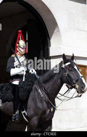 Horse Guard stationnés à l'extérieur de Horse Guards Parade sur Whitehall - London UK Banque D'Images