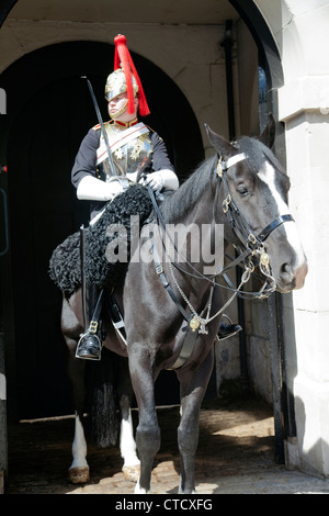 Horse Guard stationnés à l'extérieur de Horse Guards Parade sur Whitehall - London UK Banque D'Images