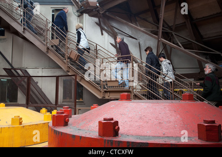 Les touristes au début de l'escalier en bas de la tour Eiffel à Paris Banque D'Images