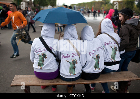 Les jeunes touristes étrangers sous la tour Eiffel à Paris, France. Banque D'Images