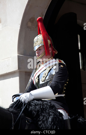 Horse Guard stationnés à l'extérieur de Horse Guards Parade sur Whitehall - London UK Banque D'Images