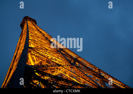 Une fin de nuit vue vers le haut du deuxième étage de la Tour Eiffel à Paris, France. Banque D'Images