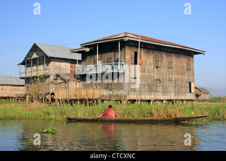 Des maisons sur pilotis en bois traditionnel, au lac Inle, l'État de Shan, Myanmar, en Asie du sud-est Banque D'Images