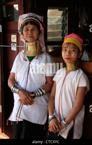 Long col Femme et fille de la tribu Padaung, lac Inle, l'État de Shan, Myanmar, en Asie du sud-est Banque D'Images