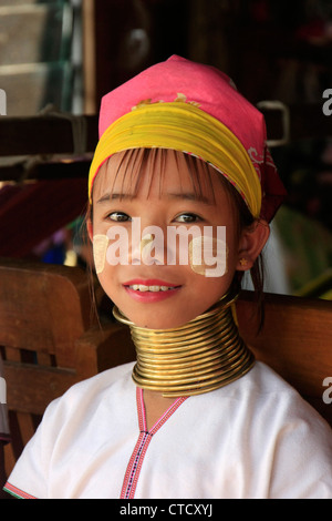 Portrait de jeune fille à long cou de tribu Padaung, lac Inle, l'État de Shan, Myanmar, en Asie du sud-est Banque D'Images