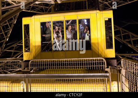 Les touristes dans un ascenseur qui monte au deuxième étage de la Tour Eiffel à Paris, France. Banque D'Images