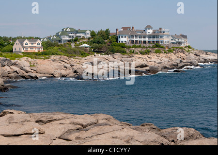 Demeures résidentielles sur un promontoire rocheux, CAPE NEDDICK, Maine, États-Unis d'Amérique Banque D'Images