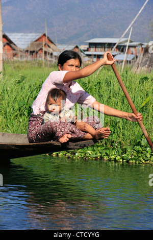 Femme birmane un bateau d'aviron, le lac Inle, l'État de Shan, Myanmar, en Asie du sud-est Banque D'Images