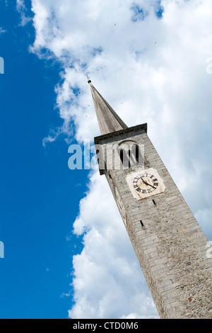 Tour de l'horloge à la blu sky, Bannio Anzino Banque D'Images