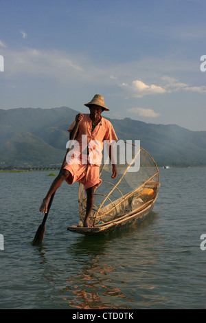 Pêcheur du lac Inle, l'État de Shan, Myanmar, en Asie du sud-est Banque D'Images