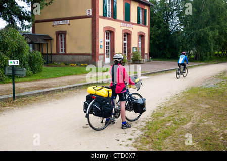 Cycle féminin touring en utilisant velo route en Bretagne France Banque D'Images