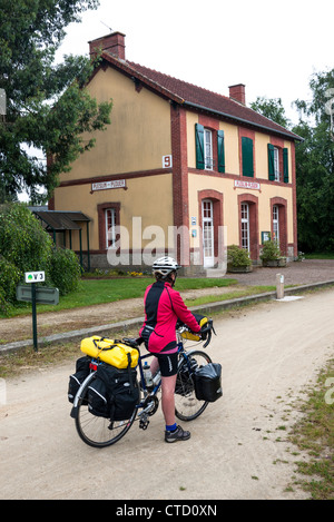 Cycle féminin touring en utilisant velo route en Bretagne France Banque D'Images