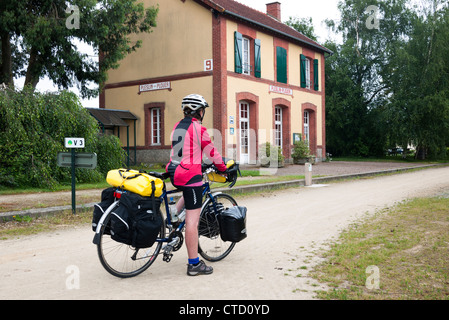 Cycle féminin touring en utilisant velo route en Bretagne France Banque D'Images
