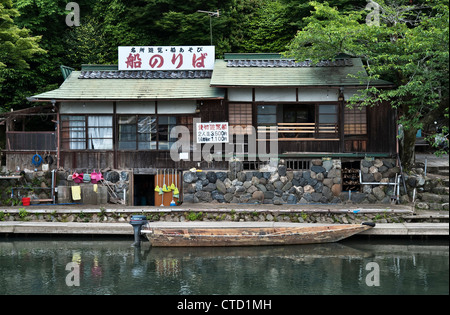 Une boutique de location de bateaux sur la rivière Oi à Arashiyama, à l'extérieur de Kyoto, au Japon. Le canotage est une activité de week-end populaire pendant l'été Banque D'Images
