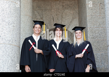 Portrait de diplômés détenant leur diplôme. Banque D'Images