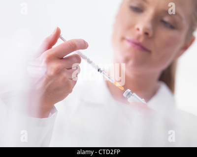 Médecin injection préparer Banque D'Images