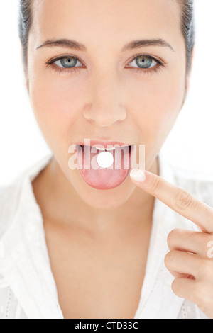 Femme de prendre des médicaments Banque D'Images