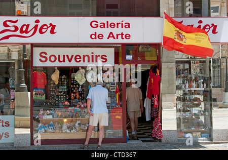 Boutique de souvenirs d'espagnol & clients dans le sud de l'Espagne Cartagena Banque D'Images