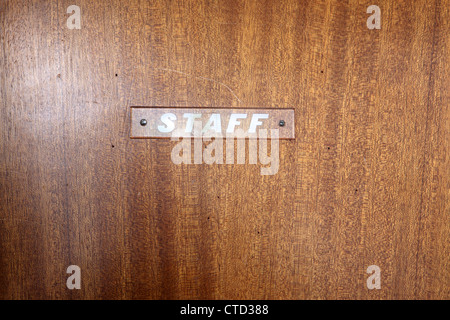 Close-up porte à la salle du personnel avec plaque, l'école primaire ou secondaire, England, UK Banque D'Images