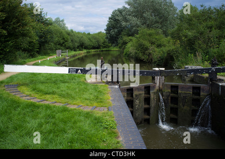 La nouvelle voie le long de la rivière Stort dans Harlow Town park passe un verrou fermé Banque D'Images