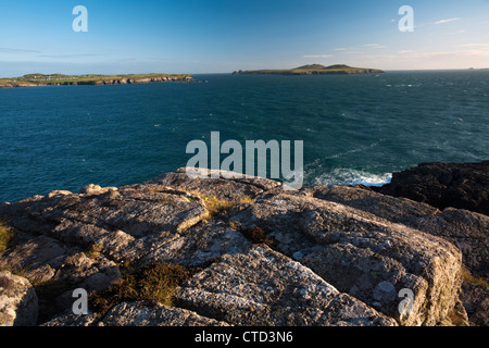 Vue sur la baie de Whitesands à partir de la fin de St David's Head à l'égard de l'île de Ramsey, Pembrokeshire, Pays de Galles, Royaume-Uni Banque D'Images