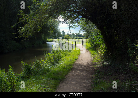 La nouvelle voie le long de la rivière Stort dans Harlow town park marquant la frontière Hertfordshire Essex Banque D'Images