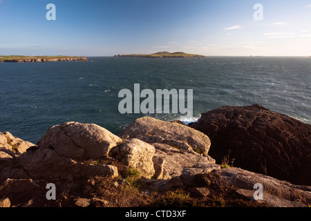 Vue sur la baie de Whitesands à partir de la fin de St David's Head à l'égard de l'île de Ramsey, Pembrokeshire, Pays de Galles, Royaume-Uni Banque D'Images