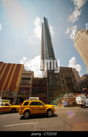 Gratte-ciel s'élève au-dessus de la vente au détail et dans le quartier de Clinton, New York Banque D'Images