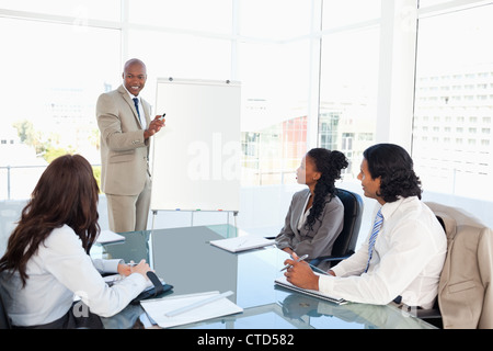 Businessman donnant une présentation devant ses collègues Banque D'Images